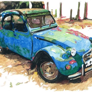 Puede incluir: Pintura a la acuarela de un coche azul vintage con detalles verdes y rojos. El coche está aparcado en un camino de tierra, con árboles al fondo. La obra de arte tiene un aspecto rústico y desgastado.