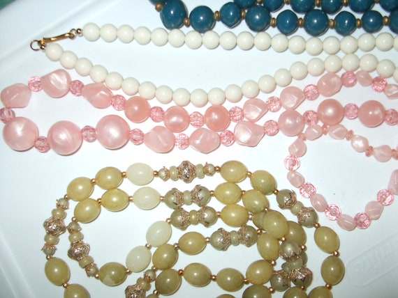 Vintage Lot of 4 Beaded Necklaces, Costume Jewelr… - image 3