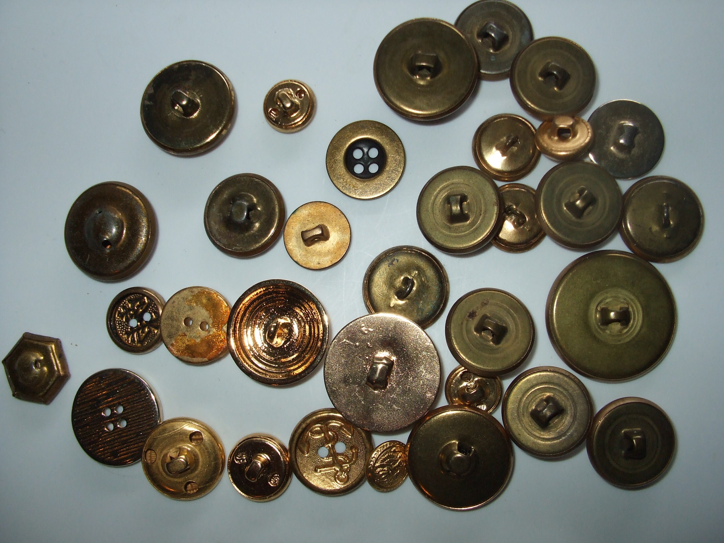 Bouton Vintage En Métal Doré Ajouré Et Bombé, Diamètre 33 Mm, De Belle Qualité - Occasion, Fabrication Française
