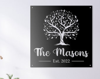 Könnte beinhalten: Schwarzes Metallschild mit einem weißen Baumdesign und dem Text "The Masons Est. 2022".