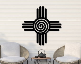 Puede incluir: Arte de pared de metal negro con el símbolo tradicional del "Sol" o las "Cuatro Direcciones" al estilo del pueblo Zia, una tribu nativa americana de Nuevo México. El símbolo es una cruz estilizada con cuatro espirales en los extremos y una espiral central.