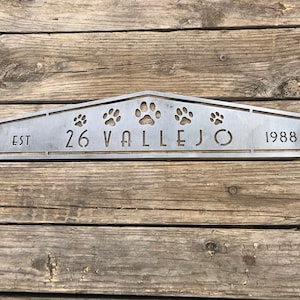 Personalisiertes Metall Familien Hundeschild | Metall Hausnummer Hundeschild | Vorderporchen Schild | Adressschild | MetallPfote Prints Schild | Personalisiertes Schild |