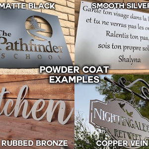 Puede incluir: Cuatro letreros de metal que muestran diferentes acabados de pintura en polvo: negro mate, plata lisa, bronce frotado con aceite y veta de cobre. Los letreros presentan varios dise&ntilde;os, incluyendo un logotipo de escuela, una cita en franc&eacute;s, la palabra "cocina" y un p&aacute;jaro con el texto "Nightingales Retweet".