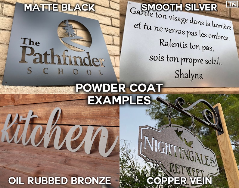 Puede incluir: Cuatro letreros de metal que muestran diferentes acabados de pintura en polvo: negro mate, plata lisa, bronce frotado con aceite y veta de cobre. Los letreros presentan varios dise&ntilde;os, incluyendo un logotipo de escuela, una cita en franc&eacute;s, la palabra "cocina" y un p&aacute;jaro con el texto "Nightingales Retweet".