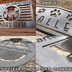 Pu&ograve; includere: Quattro cartelli in metallo con diversi design e finiture. Il primo cartello &egrave; un cartello in metallo argentato con un design di bandiera americana rosso, bianco e blu e il testo "EST. 20 BAGGS GYM". Il secondo cartello &egrave; un cartello in metallo argentato con il testo "ALLEJ" e tre impronte di zampe. Il terzo cartello &egrave; un cartello rotondo in metallo argentato con un design di albero e il testo "Cartell Creek Wood Co.". Il quarto cartello &egrave; un cartello in metallo argentato con una finitura scura e il testo "arte".