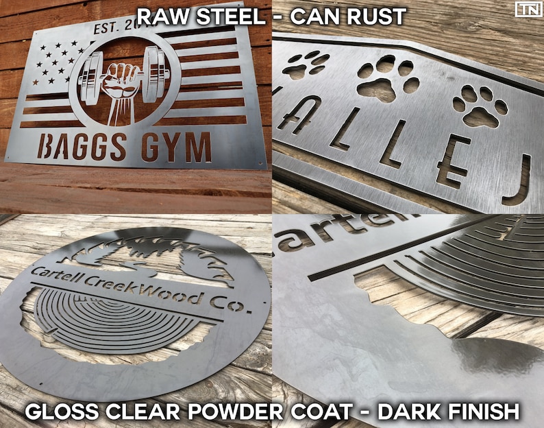 Pu&ograve; includere: Quattro cartelli in metallo con diversi design e finiture. Il primo cartello &egrave; un cartello in metallo argentato con un design di bandiera americana rosso, bianco e blu e il testo "EST. 20 BAGGS GYM". Il secondo cartello &egrave; un cartello in metallo argentato con il testo "ALLEJ" e tre impronte di zampe. Il terzo cartello &egrave; un cartello rotondo in metallo argentato con un design di albero e il testo "Cartell Creek Wood Co.". Il quarto cartello &egrave; un cartello in metallo argentato con una finitura scura e il testo "arte".