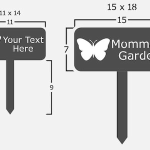 Puede incluir: Dos marcadores de jard&iacute;n de metal gris con siluetas de mariposas y texto. El marcador m&aacute;s peque&ntilde;o mide 11 pulgadas por 14 pulgadas y dice "Your Text Here". El marcador m&aacute;s grande mide 15 pulgadas por 18 pulgadas y dice "Momma's Garden".