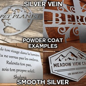 Pu&ograve; includere: Esempi di cartelli in metallo con diverse finiture. I cartelli presentano vari design, tra cui un globo con il testo "CARPET PLANET", una catena montuosa con il testo "MEADOW VIEW CABIN 1191 BROWN ROAD" e un albero stilizzato con il testo "BERGMAN". I cartelli sono disponibili nelle finiture vena argentata e argento liscio.