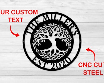 Könnte beinhalten: Schwarzes rundes Schild aus Metall mit einem Lebensbaum-Design, dem Text "THE MILLERS EST 2020" um den Baum herum und den Worten "YOUR CUSTOM TEXT" über dem Schild. CNC-geschnittenes Stahl.