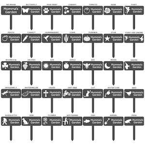 Puede incluir: Un conjunto de 36 marcadores de jard&iacute;n con ilustraciones en blanco y negro de varios objetos, animales y plantas. Cada marcador tiene el texto "Momma's Garden" impreso en &eacute;l.