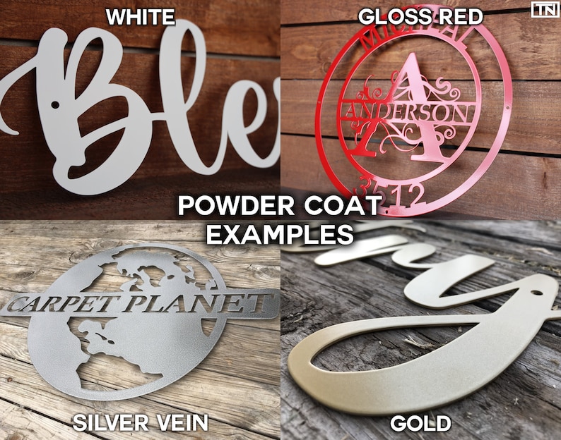 Puede incluir: Cuatro letreros de metal que muestran diferentes colores de pintura en polvo. Los letreros son: blanco, rojo brillante, veta plateada y dorado. Los letreros est&aacute;n sobre un fondo de madera. Los letreros son ejemplos de diferentes colores de pintura en polvo.