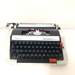 Typewriter vintage sperry rand remington performer. Tested and works.