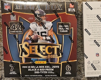 Peut inclure: Une boîte Mega de cartes à collectionner Panini Select Football 2022. La boîte présente un joueur de football portant un maillot bleu et blanc avec le numéro 15. La boîte contient 42 cartes par boîte et 7 cartes par paquet. La boîte comprend également 10 découpes exclusives Mega Box en prizm noir et rouge.