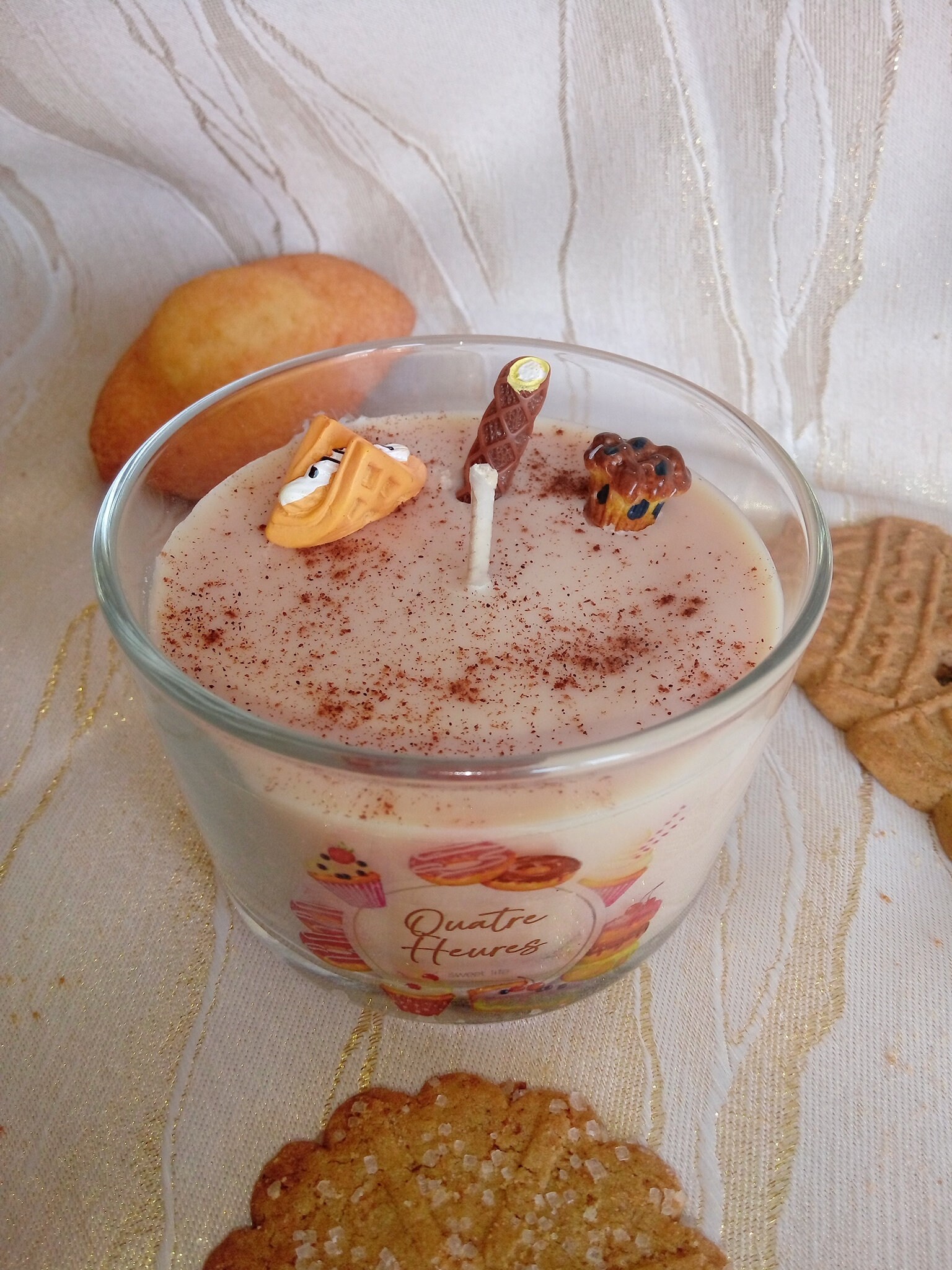 Quatre Heures, Biscuit - Bougie Gourmande Parfumée, Cire de Soja Végétale Naturelle, Embellissements