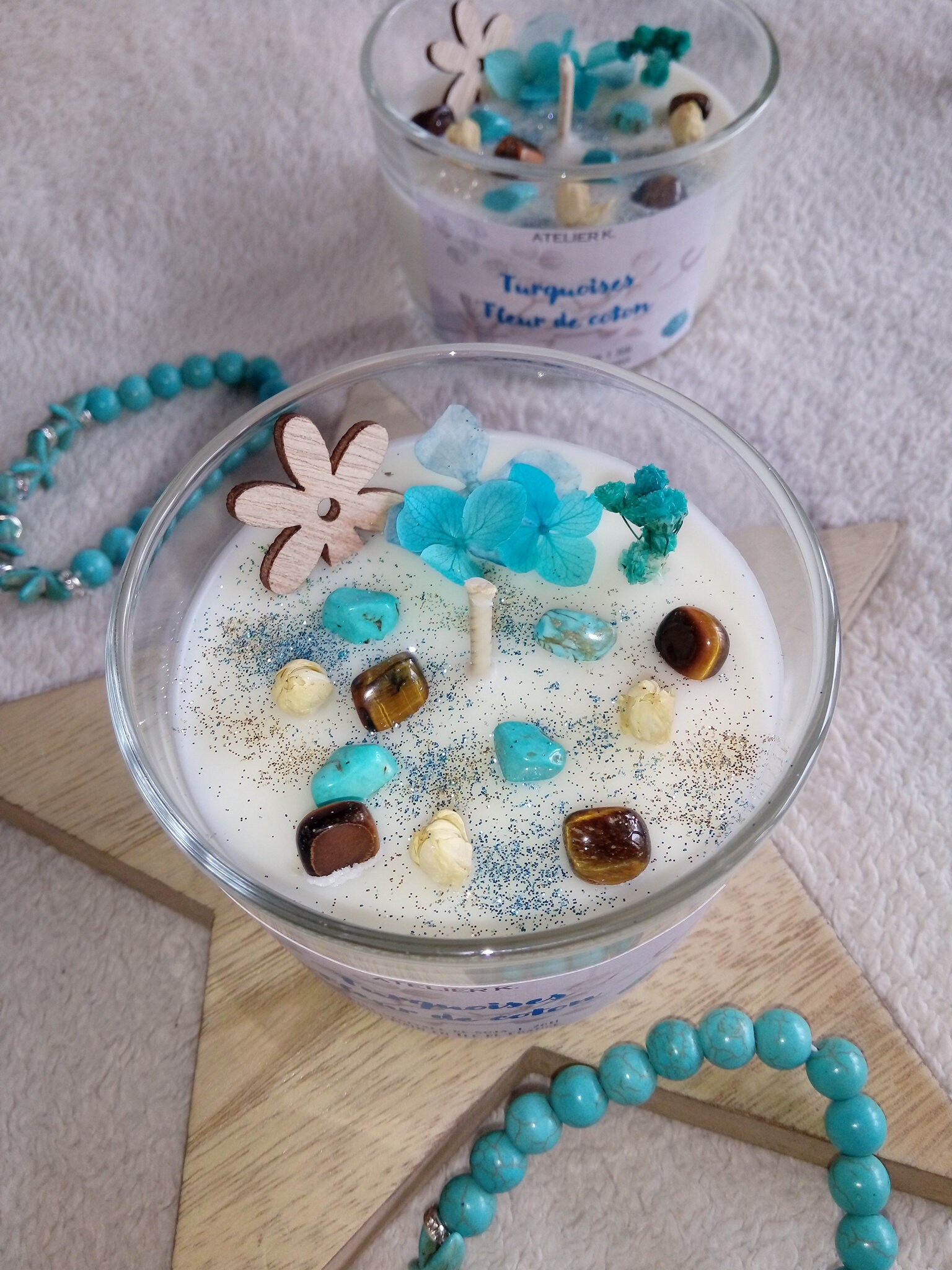 Fleur de Coton - Bougie Parfumée à La Cire Soja Végétale, Pierres Turquoise et Œil Tigre, Fleurs Séc