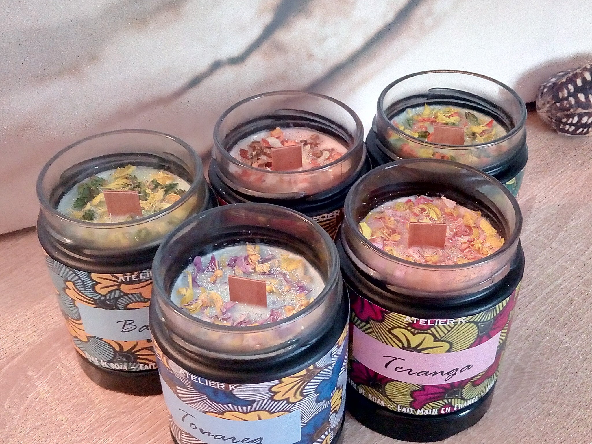 Ethnic Collection - Bougie Parfumée Cire de Soja Naturelle, Mèche en Bois, Fleurs Séchées Édition Li