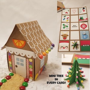 Peut inclure: Une maison en pain d'épices en papier brun avec un toit blanc et des décorations en bonbons. La maison est ouverte pour révéler un sapin de Noël pop-up à l'intérieur. Le texte "MINI TREE IN EVERY CARD!" est imprimé sous la maison.