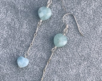 Orecchini pendenti a forma di cuore in argento sterling con pietre preziose di acquamarina e catena a forma di cuore