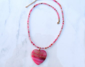 Collar de corazón de ágata rosa con bandas: cadena de oro de 14 quilates