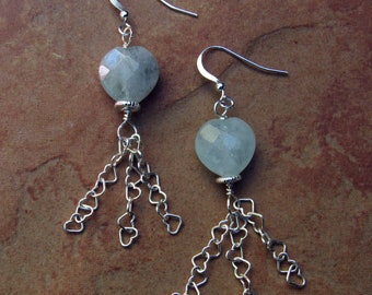 Orecchini pendenti a forma di cuore in argento sterling con pietre preziose di acquamarina e catena a forma di cuore