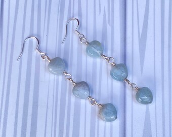 Orecchini pendenti a forma di cuore in argento sterling con pietre preziose di acquamarina e catena a forma di cuore