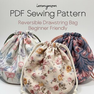 Può includere: Tre sacchetti con coulisse floreali con coulisse bianche. Le borse sono in tonalità di rosa, blu e crema, con motivi floreali. Il testo "PDF Sewing Pattern" e "Reversible Drawstring Bag Beginner Friendly" è visibile.