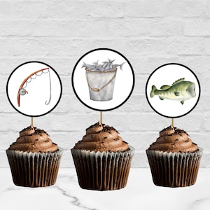 Peut inclure: Trois cupcakes au chocolat avec des décorations sur le thème de la pêche. L'une représente une canne à pêche, une autre un seau de poissons et la troisième un bar vert. Les cupcakes ont un glaçage au chocolat et des vermicelles.