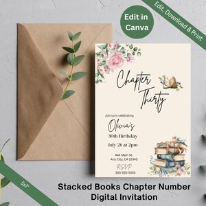 Pode incluir: Um convite digital com o texto "Chapter Thirty" e "Olivia's 30th Birthday". O design inclui detalhes florais, livros empilhados e um envelope castanho. O convite mede 12,7 x 17,8 cm.