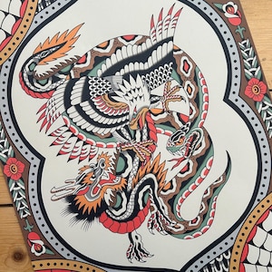Può includere: Illustrazione dettagliata di un drago e un serpente intrecciati, con un'aquila al centro. L'opera utilizza una tavolozza di rosso, arancione, verde e nero su sfondo bianco, incorniciata da bordi decorativi.