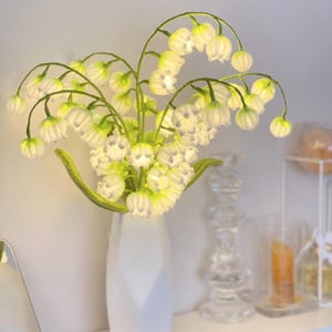 Lampada fai da te con scovolini, fiori di mughetto, steli di ciniglia per decorazioni fai da te, confezioni regalo creative, decorazioni per feste (vaso non incluso)