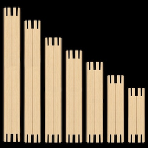 Puede incluir: Siete piezas rectangulares de madera de diferentes longitudes, dispuestas en orden descendente. Cada pieza tiene una serie de ranuras espaciadas uniformemente en ambos extremos, creando una apariencia de peine. La madera tiene un tono claro y natural sobre un fondo negro.