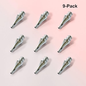 Puede incluir: Nueve puntas de metal plateadas para un bolígrafo vape, dispuestas en tres filas de tres. Las puntas son todas del mismo tamaño y forma, y tienen un extremo ligeramente puntiagudo. Las puntas están dispuestas sobre un fondo blanco con un degradado rosa y blanco.