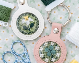 Self Finishing Needlepoint Key Fob Kit, DIY 18 Mesh Ndlpt Kit, PU Leather Keychain Frame, Beginner Friendly Embroidery Gift