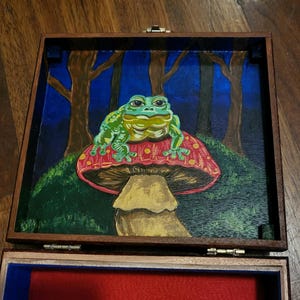 Grenouille peinte à la main et boîte à cigares doublée de feutre champignon