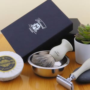 Luxury Shaving Kit with Badger Brush & Safety Razor for Men | Premium Wet Shave Set Gift for Dad, Husband | Haryali London Grooming Tools