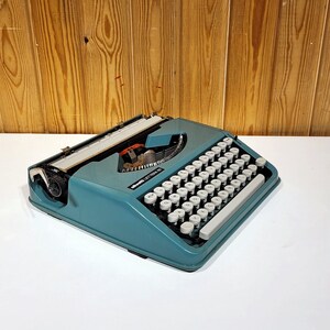 Olivetti Typewriter, Like-New Vintage Model, Fully Serviced and Working, Perfect Gift for Writers, Collectible Decor