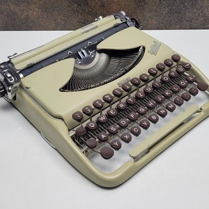 Vintage Groma Typewriter: Restored Classic with Slim Case