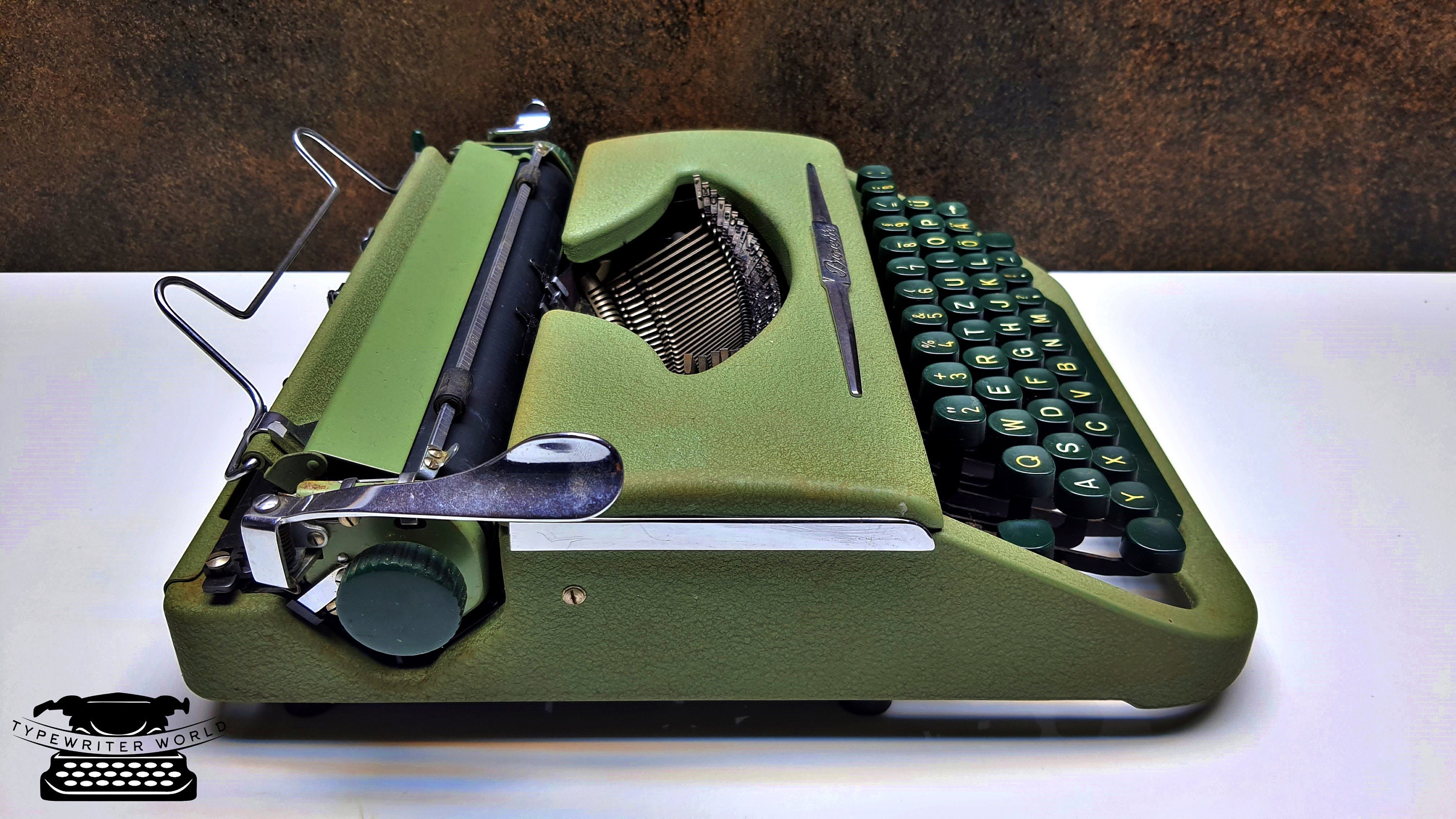修復されたヴィンテージタイプライター：動作するBrosetteアンティーク
