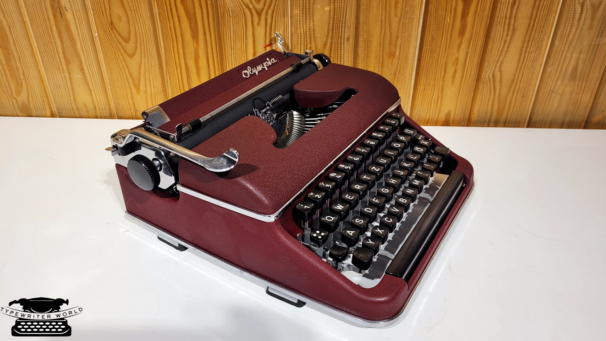 オリンピア SM2 バーガンディ タイプライター：復元されたヴィンテージ