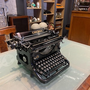 Groma 1935 Typewriter: Restored Antique Collectible