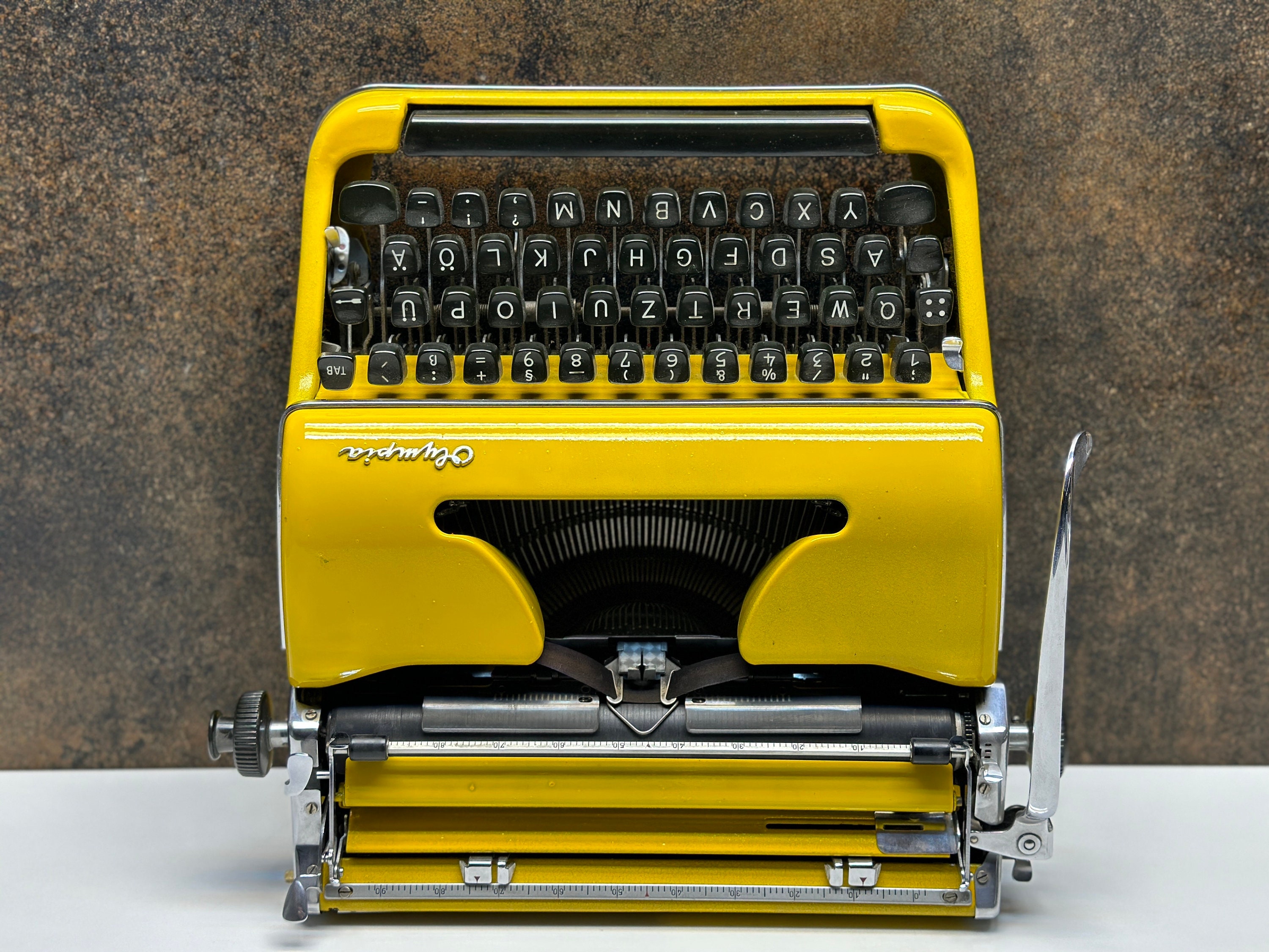Olympia SM3 イエロー タイプライター: 復元されたビンテージ ドイツ製 