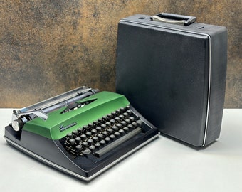 Qwerty Adler Contessa Deluxe Typewriter - Retro Design - Fully Functional - Classic Office Accessory / Black Typewriter