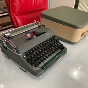 Macchina da scrivere vintage Olympia SM3: restaurata, verde e nera, custodia opzionale