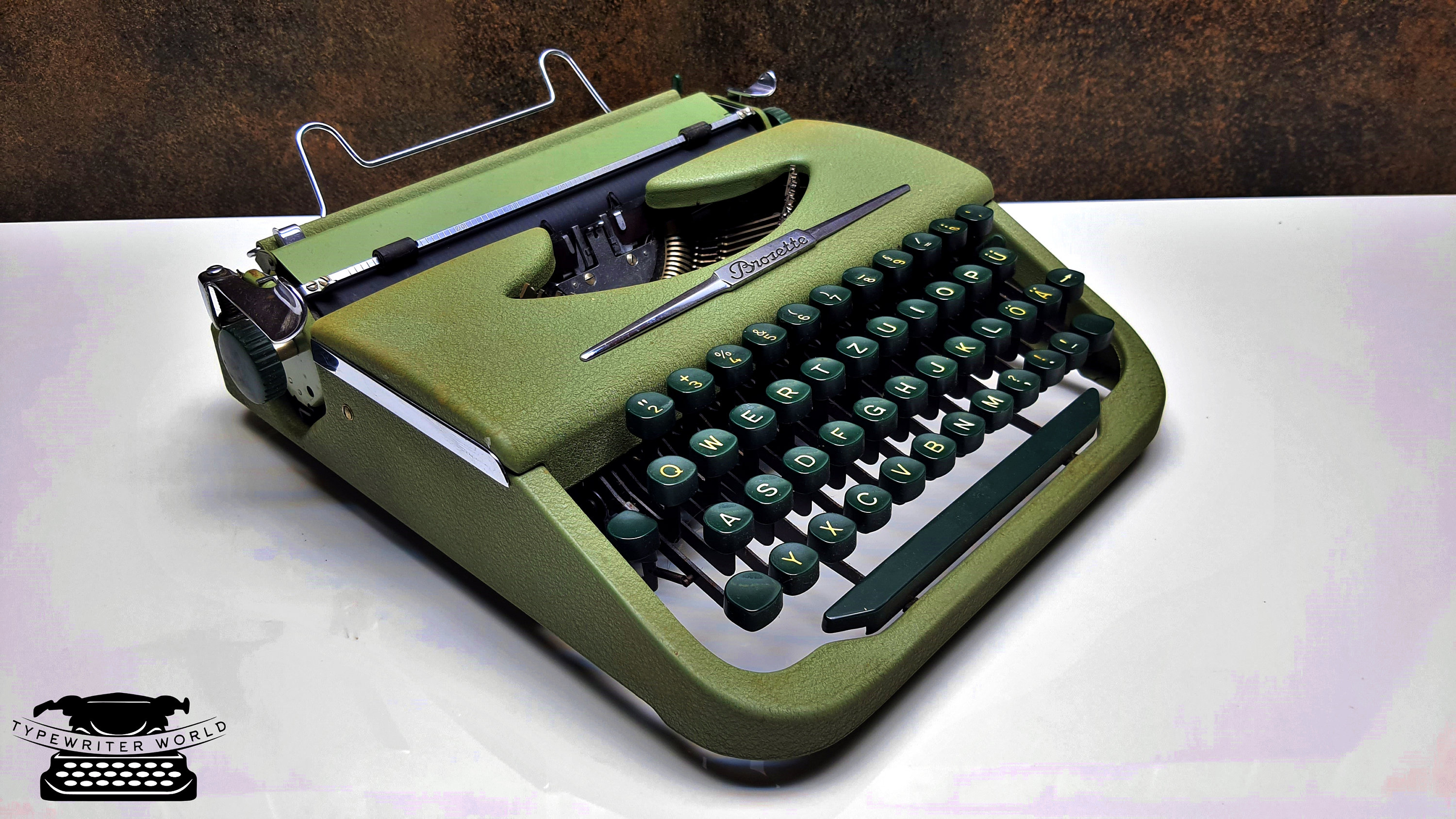 修復されたヴィンテージタイプライター：動作するBrosetteアンティーク