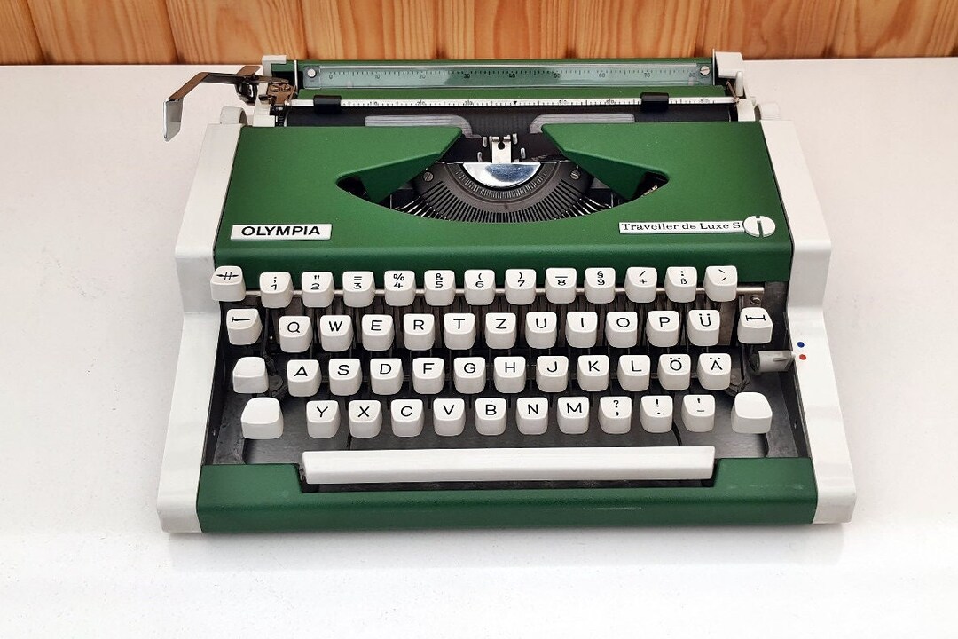 オリンピア　タイプライター トラベラー　Olympia Traveller OLYMPIA Traveller de luxe（カナ専用配列） 中古タイプライター
