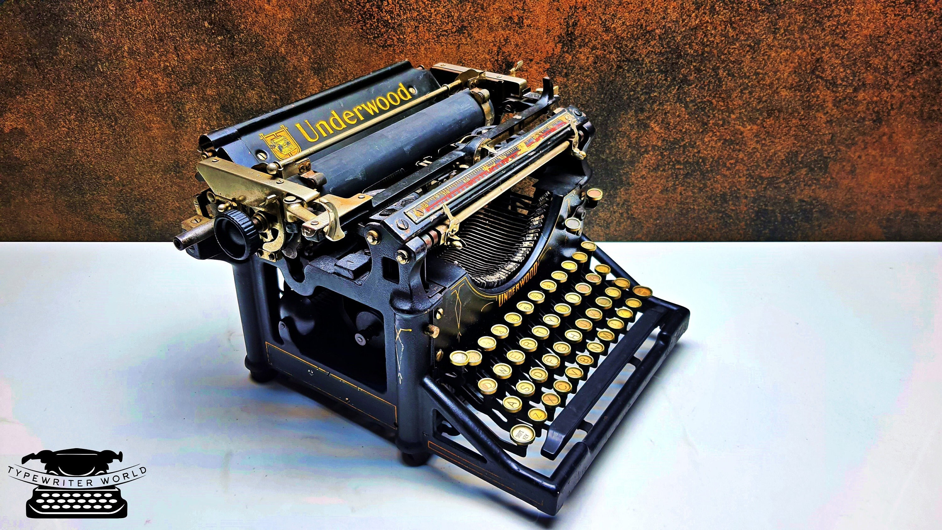 1925 Underwood QWERTY タイプライター: アンティーク ブラック メタル 