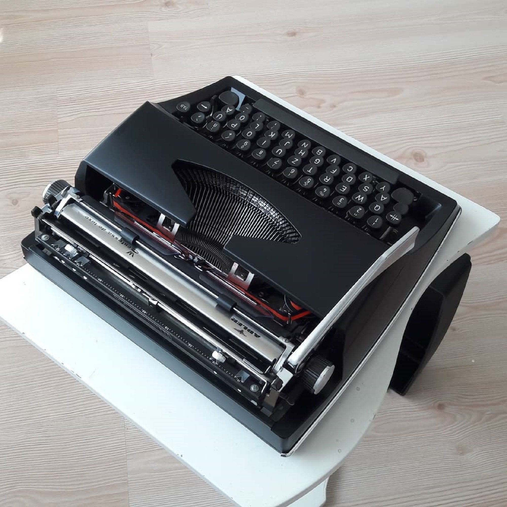 Adler Contessa Deluxe タイプライター: マットブラック、動作する