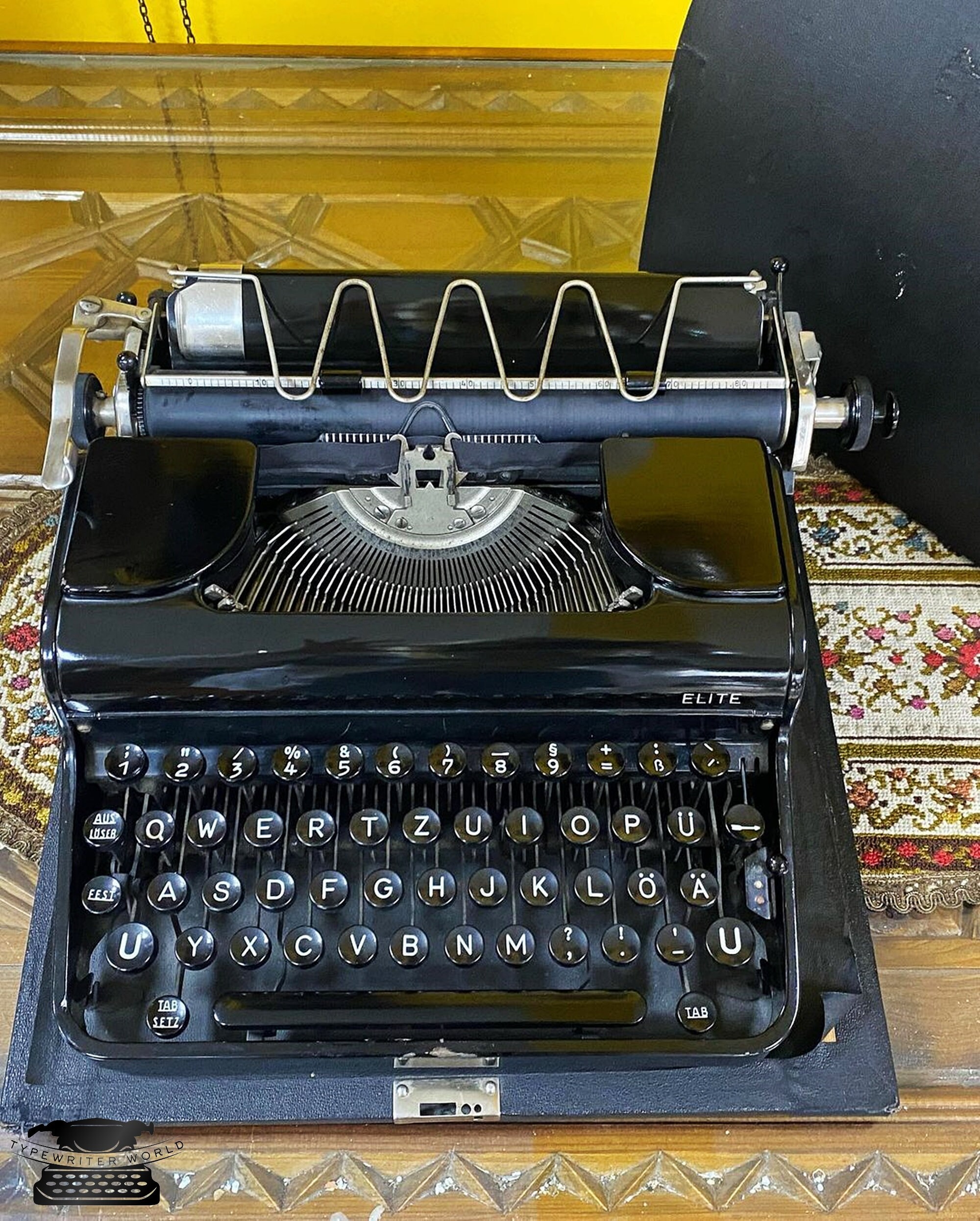 Olympia ELITE ブラック ビンテージ タイプライター - 修復済み、動作 