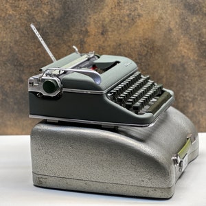 Olympia SM3 Typewriter: Restored German-Made Manual with Case
