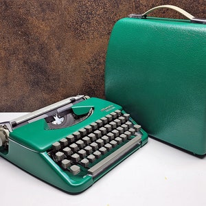 Macchina da scrivere manuale vintage Olympia Splendid 33/66 verde opaco / Strumento di scrittura retrò di metà secolo per scrittori, collezionisti e arredamento per ufficio